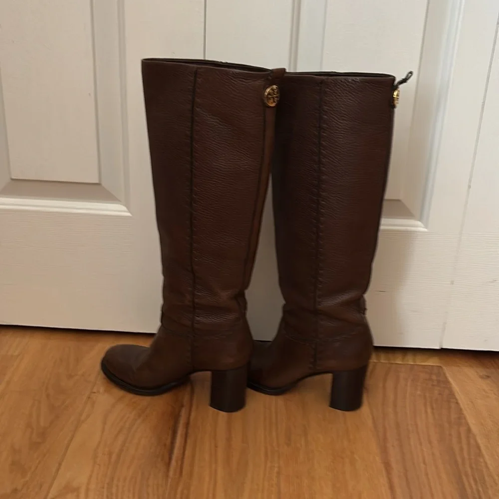 Tory Burch Brown Wyatt Stovepipe Pebbled Leather Gold Logo Tall boots Sz 6